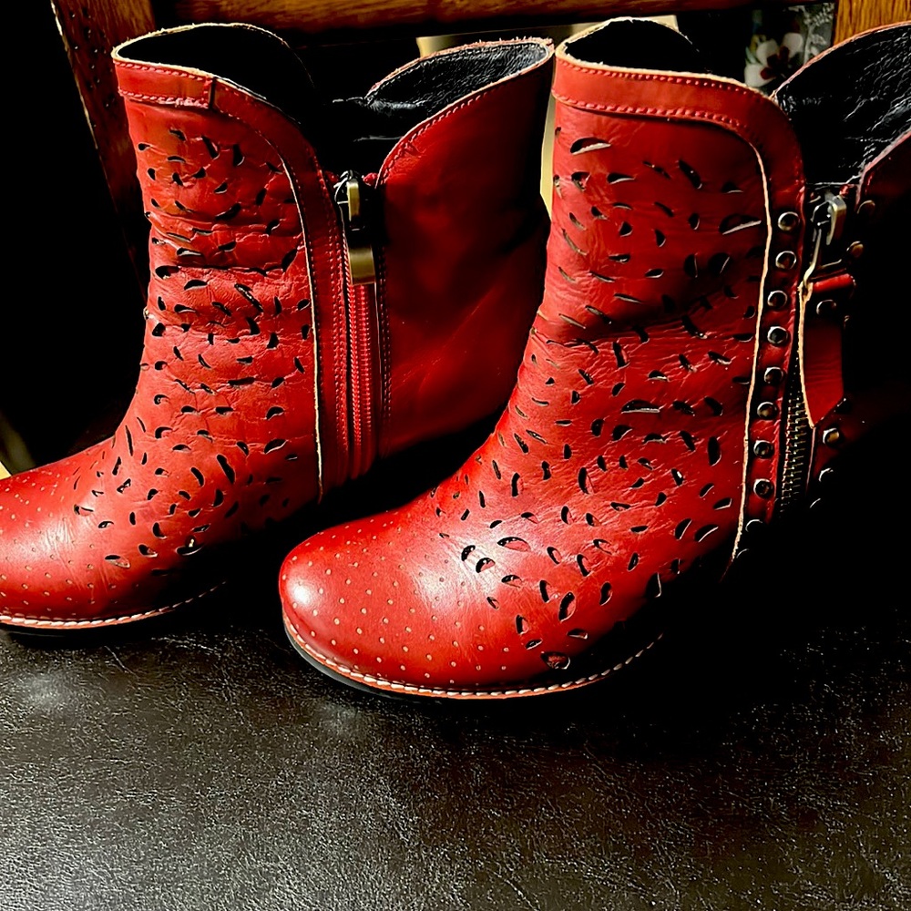 L’ ARTISTE Red Bootie size 38 with leather detailed